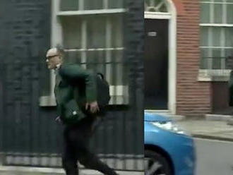 VIDEO: Johnsonov poradca Cummings utiekol z Downing Street