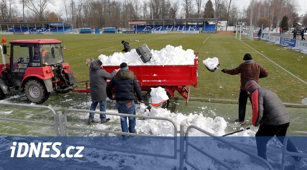 Traktory, vodka a fotbal. Ligu v Bělorusku vir nezastavil, chodí i diváci