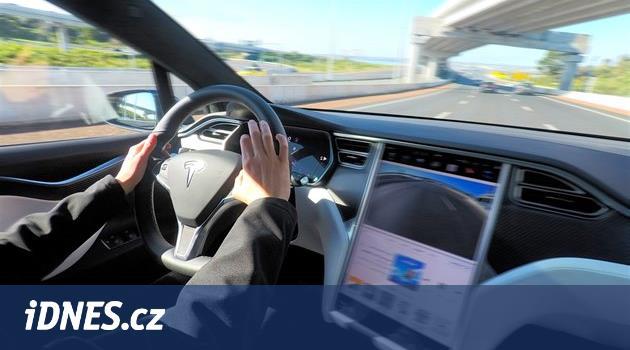 Spoléhal na autopilota, sám hrál hru na mobilu. Nehodu tesly nepřežil