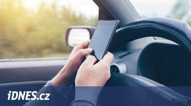 Na mobilu si četl gratulace k řidičáku. Záhy své auto utopil v řece