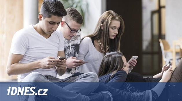 Smartphone stále nemá hodně Čechů, ale mládež je miluje