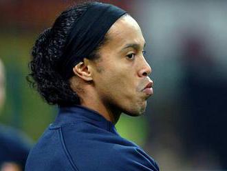 Ronaldinho nezapomněl fotbal ani za zdmi vězení. Okouzlil i bachaře