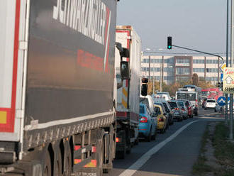 V Bratislave hlásia vodiči viacero nehôd i zdržania 10 až 35 minút