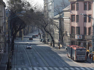 Rožky budú v obaloch. Ľudia bez rúšok nadávajú predavačkám