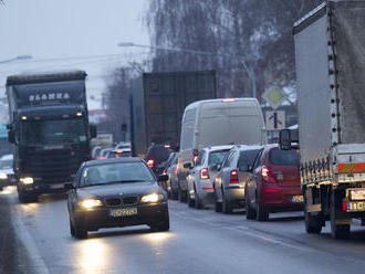 Na viacerých miestach v Bratislave treba počítať s kolónami a zdržaním