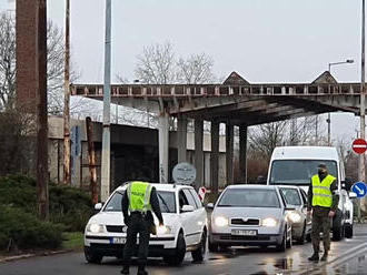 Slovensko spustilo hraničné závory, cudzinec nesmie prejsť