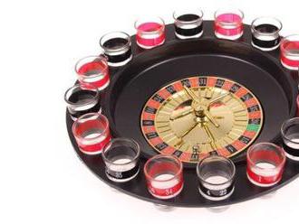 Zábavná párty hra alkoholová panáková ruleta. Zábava sa môže začať!