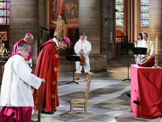 V katedrále Notre-Dame sa konali obrady za účasti 7 kňazov a veriacich