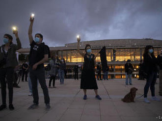 Tisíce Izraelčanov v rúškach pokračujú v protestoch proti premiérovi