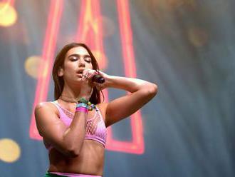 Doba je zlá, zpěvačka Dua Lipa chce utěšit prvotřídním popem z blyštivé minulosti