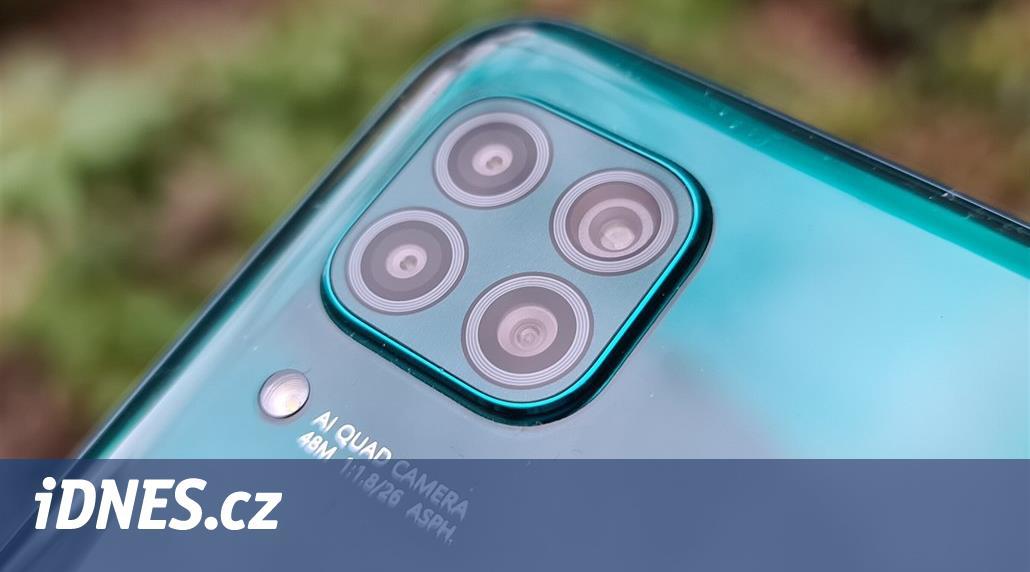 Povedená střední třída s obřím háčkem. Test Huawei P40 Lite