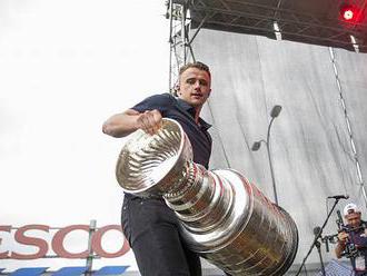 LEDOVÍ HRDINOVÉ: Vrána slavil na startu. Stanley Cup vzal do Letňan i na hřbitov