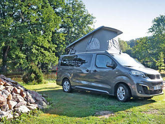 S kuchyňkou a postelí na výlet. Test kempinkové verze Peugeotu Expert Combi