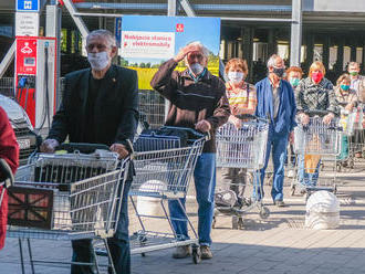 Štát kapituloval. Seniori opäť môžu nakupovať aj mimo vyhradených hodín