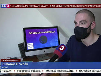 Učiteľ sa vzpriečil praktikám, žiakom denne nahráva videá