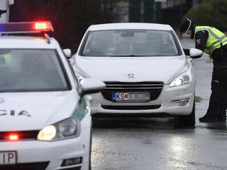 Na cestách hliadkuje polícia i vojaci. Platí zákaz vychádzania