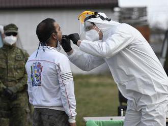 Uzavreté osady strážia vojaci a polícia. Dohliadajú na karanténu