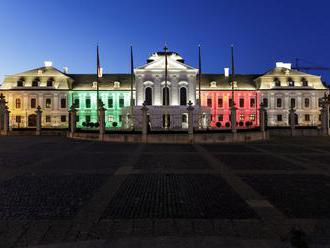 Palác prezidentky rozsvietili vo farbe trikolóry, na znak solidarity