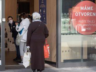 Odevy si v otvorených obchodoch skúšať nemôžete, obuv však áno