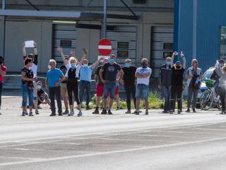 Fotogaléria: Rozhnevaní pendleri protestovali na priechode Berg