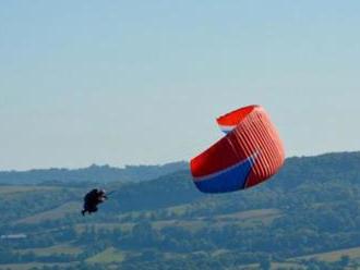 Akrobatický motorový paraglidingový let s inštruktorom - pilotom.