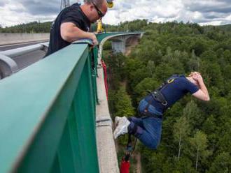 Bungee jumping z mosta. Posledný pohľad dolu na riečku Hačka, okamžik napätia a ide sa na to!