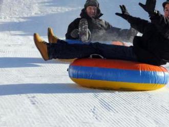 Snowtubing - neohrozená jazda na nafukovacom kolese dole zasneženým svahom.