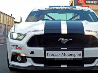 Jazda na Ford Mustang na Slovakiaringu. Obdarujte piráta ciest jazdou na tejto americkej kráske.