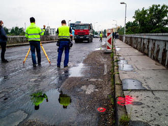 Na Vážskom moste v Komárne vykonali zaťažovaciu skúšku