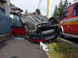 Auto po zrážke dopadlo na bicykel, dôchodca stihol odskočiť