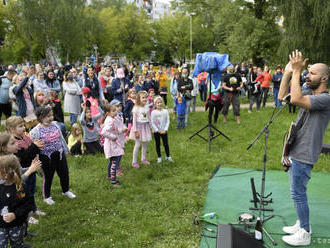 Koncert pod balkónmi na košickom sídlisku prilákal množstvo divákov