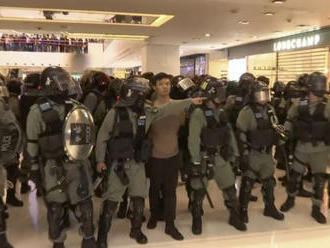 Hongkonská polícia zatkla na nočných protestoch vyše 200 ľudí