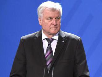 Seehofer vyzval demonštrantov, aby sa nenechali využívať extrémistami