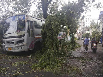 FOTO: Supercyklóna si v Indii a Bangladéši vyžiadala vyše 20 mŕtvych