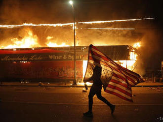 Protesty proti zabitiu Afroameričana policajtom pokračovali štvrtú noc