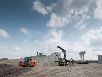 Polícia vzniesla obvinenie voči dvom vrcholným manažérom D4R7 Construction