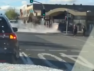 Auto v Sydney vrazilo do obchodu s hidžábmi, 12 ľudí utrpelo zranenia