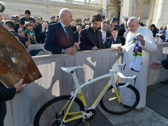 Pápež vydražil Saganov bicykel za 30.000, peniaze pomôžu nemocniciam