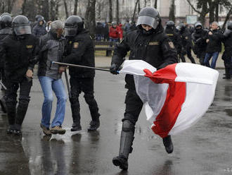 Polícia v Minsku zadržala najmenej 80 demonštrantov