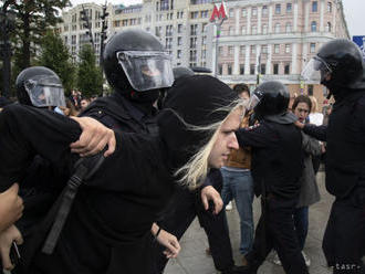 Holandská polícia zatkla 400 ľudí na násilnom proteste