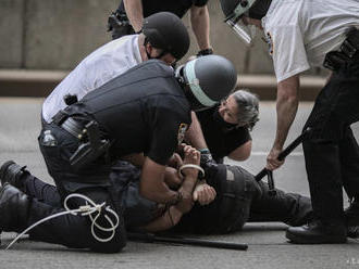 Policajt v New Yorku použil na civilistu nelegálny škrtiaci chvat