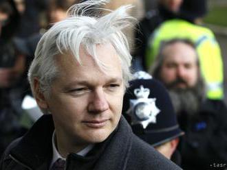 Assange neprišiel na súd pre zdravotné problémy