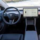 Tesla je vyšetřována kvůli vadnému infotainmentu a eMMC čipům ve svých autech