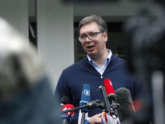 Strana prezidenta Vučiča víťazí v srbských voľbách