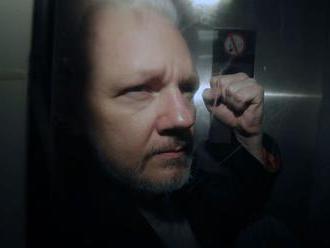 Assange neprišiel na súd pre zdravotné problémy