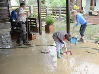 Prietrž mračien zaliala Víťaz, zatopila pivnice domov a záhrady