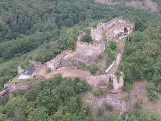 Hrad učupený uprostred krásnej slovenskej prírody: Pozri si unikátne zábery Slovenska z dronu