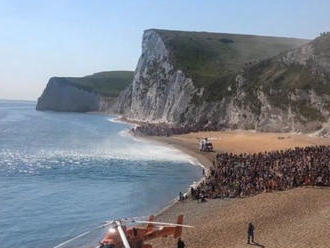 FOTO z pláže, ktoré pobúrili celú Britániu: Ak poznám niekoho, kto tam bol, vraz si do tváre!