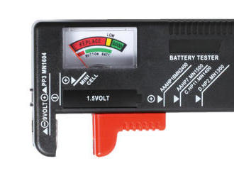 Tester batérií s analógovým prístrojom. Rozmery akumulátorov: AA / AAA / C / D / 9 V / 1,5 V - gombí