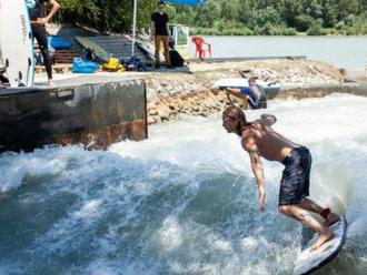 Surfing - surfovanie na rieke vám umožní vyskúšať si surfovanie bez nutnosti cestovania k oceánu.